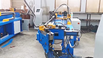 Dobladora de tubos CNC