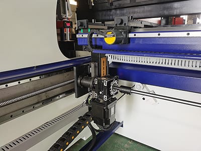 Plegadora de precisión con accionamiento-servo, WD67K