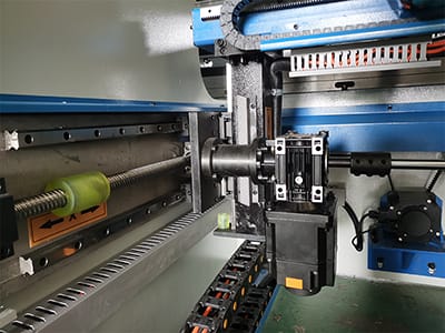 Plegadora de precisión con accionamiento-servo, WD67K