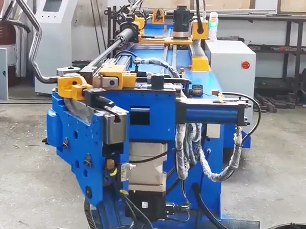 Dobladora de tubos CNC